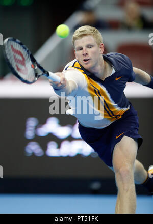 (181006) - Peking, Oktober 6, 2018 (Xinhua) - Kyle Edmund von Großbritannien gibt die Kugel während der Männer singles im Halbfinale gegen Nikoloz Basilashvili in Georgien zu China Open Tennisturnier in Peking, der Hauptstadt von China, Oktober 6, 2018. Kyle Edmund 0:2 verloren. (Xinhua / Jia Haocheng) Stockfoto