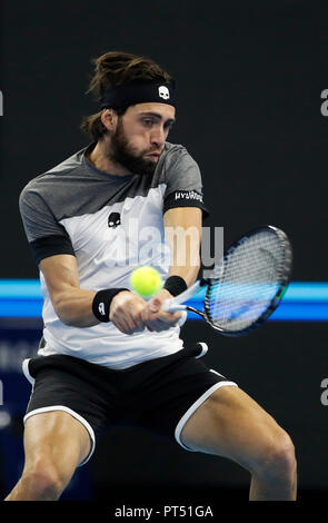 (181006) - Peking, Oktober 6, 2018 (Xinhua) - nikoloz Basilashvili von Georgien gibt die Kugel während der Männer singles im Halbfinale gegen Kyle Edmund von Großbritannien an China Open Tennisturnier in Peking, der Hauptstadt von China, Oktober 6, 2018. Nikoloz Basilashvili gewann 2-0. (Xinhua / Jia Haocheng) Stockfoto