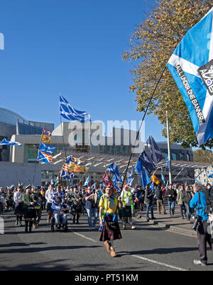 Edinburgh, Schottland, Großbritannien. 6. Oktober 2018. "Alle unter einem Banner März 'ging voran mit Zehntausenden Schottische Fans schwenkten Fahnen und Banner trotz droht ein Verbot in Holyrood Park zu marschieren. Viele hatten ein Picknick. Der Marsch begann in Johnstone Terrasse auf der Royal Mile und die Rallye wurde im Holyrood Park statt. Einer der Redner war Tommy Sheridan Sozialistischen Partei. Motorradfahrer für die Unabhängigkeit waren applaudierten durch den Park durch die Massen. Stockfoto