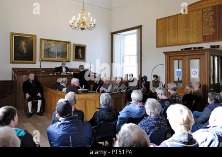 Selkirk, Schottland, Großbritannien. 6. Okt 2018. SELKIRK, Schottland - Oktober 06: Scott's Selkirk lokale Schauspieler John Nichol, in historischen Kostümen, spielt Sir Walter Scott während des Scott Selkirk Tag in Selkirk am Samstag, 06. Oktober 2018, hier bei einer Dramatisierung einiger Gerichtssaal Fälle, in der Sir Walter Scott's Courtroom zu sehen. Sir Walter Scott sat als Sheriff in diesem historischen Gebäude, die der Stadt von Selkirk für fast 30 Jahre bis zu seinem Tod im Jahr 1832. (Foto von Rob Grau/Freiberufler): Rob Grau/Alamy leben Nachrichten Stockfoto