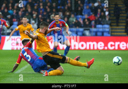 London, England - Oktober 06, 2018: Wolverhampton Wanderers" Matt Doherty Kerben während Premier League zwischen Crystal Palace und Wolverhampton Wanderers am Selhurst Park Stadium, London, England am 06. Okt 2018. FA Premier League und der Football League Bilder unterliegen dem DataCo Lizenz. Redaktionelle Verwendung nur. Kein Print Sales. Keine persönlichen Gebrauch. Keine unbezahlten Einsatz Credit: Aktion Foto Sport/Alamy leben Nachrichten Stockfoto