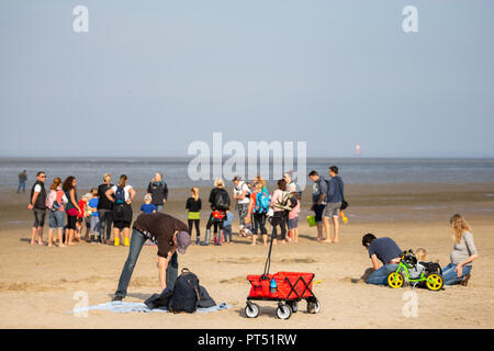 Dangast, Niedersachsen. 06 Okt, 2018. 06. Oktober 2018, Deutschland, Dangast: Menschen besuchen Dangast Beach bei schönem Wetter. Credit: mohssen Assanimoghaddam/dpa/Alamy leben Nachrichten Stockfoto