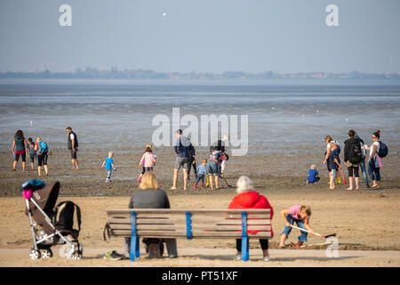 Dangast, Niedersachsen. 06 Okt, 2018. 06. Oktober 2018, Deutschland, Dangast: Menschen gehen für ein Watt Spaziergang auf Dangast Beach bei schönem Wetter. Credit: mohssen Assanimoghaddam/dpa/Alamy leben Nachrichten Stockfoto