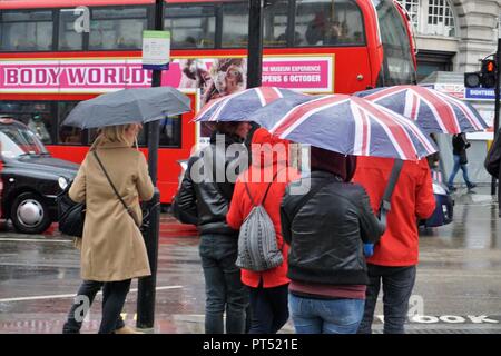 London, Großbritannien. 6. Okt 2018. UK Wetter: Touristen sind von den schweren Regen abschrecken und die Sehenswürdigkeiten und das Leben in der Stadt genießen! Quelle: Uwe Deffner/Alamy Live News Credit: Uwe Deffner/Alamy leben Nachrichten Stockfoto