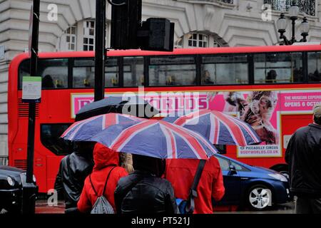 London, Großbritannien. 6. Okt 2018. UK Wetter: Touristen sind von den schweren Regen abschrecken und die Sehenswürdigkeiten und das Leben in der Stadt genießen! Quelle: Uwe Deffner/Alamy Live News Credit: Uwe Deffner/Alamy leben Nachrichten Stockfoto