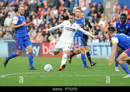 Swansea, Großbritannien. 6. Okt 2018. Bersant Celina Kerben in der zweiten Hälfte für Swansea City gegen Ipswich. EFL Skybet Meisterschaft übereinstimmen, Swansea City v Ipswich Town an der Liberty Stadium in Swansea, Südwales am Samstag, den 6. Oktober 2018. Dieses Bild dürfen nur für redaktionelle Zwecke verwendet werden. Nur die redaktionelle Nutzung, eine Lizenz für die gewerbliche Nutzung erforderlich. Keine Verwendung in Wetten, Spiele oder einer einzelnen Verein/Liga/player Publikationen. pic von Phil Rees/Andrew Orchard sport Fotografie/Alamy leben Nachrichten Stockfoto