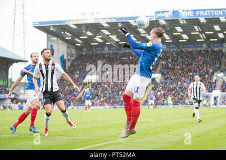 Portsmouth, Großbritannien. 6. Okt 2018. Ronan Curtis von Portsmouth Köpfe Ziel Stationen während der efl Sky Bet Liga 1 Übereinstimmung zwischen Portsmouth und Gillingham an Fratton Park, Portsmouth, England am 6. Oktober 2018. Foto von Simon Carlton. Nur die redaktionelle Nutzung, eine Lizenz für die gewerbliche Nutzung erforderlich. Keine Verwendung in Wetten, Spiele oder einer einzelnen Verein/Liga/player Publikationen. Credit: UK Sport Pics Ltd/Alamy leben Nachrichten Stockfoto