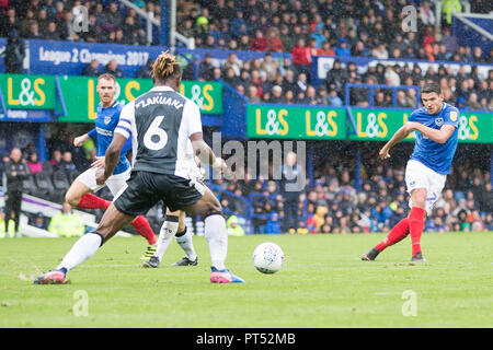 Portsmouth, Großbritannien. 6. Okt 2018. Gareth Evans von Portsmouth schießt während der efl Sky Bet Liga 1 Übereinstimmung zwischen Portsmouth und Gillingham an Fratton Park, Portsmouth, England am 6. Oktober 2018. Foto von Simon Carlton. Nur die redaktionelle Nutzung, eine Lizenz für die gewerbliche Nutzung erforderlich. Keine Verwendung in Wetten, Spiele oder einer einzelnen Verein/Liga/player Publikationen. Credit: UK Sport Pics Ltd/Alamy leben Nachrichten Stockfoto