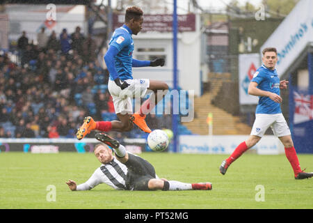 Portsmouth, Großbritannien. 6. Okt 2018. Luke O'Neill von Gillingham packt Jamal Lowe von Portsmouth während der efl Sky Bet Liga 1 Übereinstimmung zwischen Portsmouth und Gillingham an Fratton Park, Portsmouth, England am 6. Oktober 2018. Foto von Simon Carlton. Nur die redaktionelle Nutzung, eine Lizenz für die gewerbliche Nutzung erforderlich. Keine Verwendung in Wetten, Spiele oder einer einzelnen Verein/Liga/player Publikationen. Credit: UK Sport Pics Ltd/Alamy leben Nachrichten Stockfoto