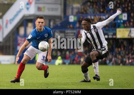 Portsmouth, Großbritannien. 6. Okt 2018. Ben Thomson von Portsmouth Angriffe Brandon Hanlan von Gillingham während der efl Sky Bet Liga 1 Übereinstimmung zwischen Portsmouth und Gillingham an Fratton Park, Portsmouth, England am 6. Oktober 2018. Foto von Simon Carlton. Nur die redaktionelle Nutzung, eine Lizenz für die gewerbliche Nutzung erforderlich. Keine Verwendung in Wetten, Spiele oder einer einzelnen Verein/Liga/player Publikationen. Credit: UK Sport Pics Ltd/Alamy leben Nachrichten Stockfoto