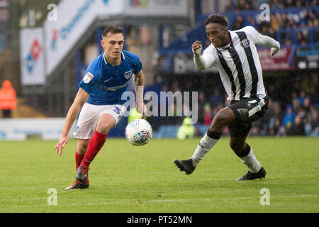 Portsmouth, Großbritannien. 6. Okt 2018. Ben Thomson von Portsmouth Angriffe Brandon Hanlan von Gillingham während der efl Sky Bet Liga 1 Übereinstimmung zwischen Portsmouth und Gillingham an Fratton Park, Portsmouth, England am 6. Oktober 2018. Foto von Simon Carlton. Nur die redaktionelle Nutzung, eine Lizenz für die gewerbliche Nutzung erforderlich. Keine Verwendung in Wetten, Spiele oder einer einzelnen Verein/Liga/player Publikationen. Credit: UK Sport Pics Ltd/Alamy leben Nachrichten Stockfoto