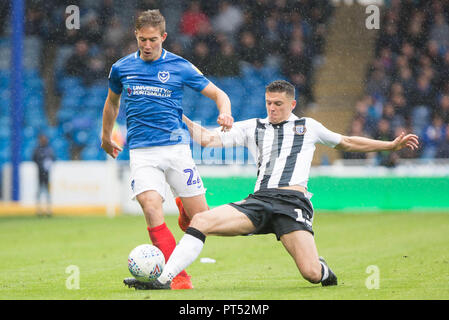 Portsmouth, Großbritannien. 6. Okt 2018. Callum Reilly von Gillingham packt David Wheeler von Portsmouth während der efl Sky Bet Liga 1 Übereinstimmung zwischen Portsmouth und Gillingham an Fratton Park, Portsmouth, England am 6. Oktober 2018. Foto von Simon Carlton. Nur die redaktionelle Nutzung, eine Lizenz für die gewerbliche Nutzung erforderlich. Keine Verwendung in Wetten, Spiele oder einer einzelnen Verein/Liga/player Publikationen. Credit: UK Sport Pics Ltd/Alamy leben Nachrichten Stockfoto