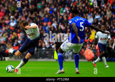 London, Großbritannien. 6. Okt 2018. Harry Kane von Tottenham Hotspur in Aktion (l). EPL Premier League match, Tottenham Hotspur v Cardiff City im Wembley Stadion in London am Samstag, den 6. Oktober 2018. Dieses Bild dürfen nur für redaktionelle Zwecke verwendet werden. Nur die redaktionelle Nutzung, eine Lizenz für die gewerbliche Nutzung erforderlich. Keine Verwendung in Wetten, Spiele oder einer einzelnen Verein/Liga/player Publikationen. pic von Steffan Bowen/Andrew Orchard sport Fotografie/Alamy leben Nachrichten Stockfoto