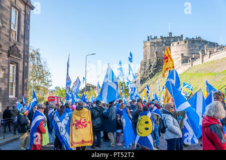 Edinburgh, Schottland, Großbritannien. 6. Oktober, 2018. Kampagne zur Unterstützung der schottischen Unabhängigkeit Marsch durch die Straßen von Edinburgh. Organisiert von der Gruppe Alle unter einem Banner der März von Johnston Terrasse durch die Stadt zu einer Kundgebung in Holyrood Park gereist. Credit: Skully/Alamy leben Nachrichten Stockfoto