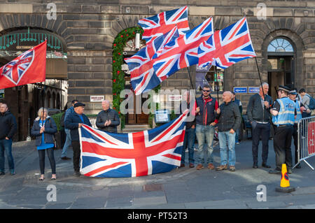 Edinburgh, Schottland, Großbritannien. 6. Oktober, 2018. Unionistische Demonstranten Protest als Mitkämpfer für die schottische Unabhängigkeit Marsch durch die Straßen von Edinburgh. Organisiert von der Gruppe Alle unter einem Banner der März von Johnston Terrasse durch die Stadt zu einer Kundgebung in Holyrood Park gereist. Credit: Skully/Alamy leben Nachrichten Stockfoto