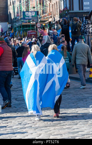 Edinburgh, Schottland, Großbritannien. 6. Oktober, 2018. Kampagne zur Unterstützung der schottischen Unabhängigkeit Marsch durch die Straßen von Edinburgh. Organisiert von der Gruppe Alle unter einem Banner der März von Johnston Terrasse durch die Stadt zu einer Kundgebung in Holyrood Park gereist. Credit: Skully/Alamy leben Nachrichten Stockfoto