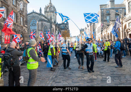 Edinburgh, Schottland, Großbritannien. 6. Oktober, 2018. Unionistische Demonstranten Protest als Mitkämpfer für die schottische Unabhängigkeit Marsch durch die Straßen von Edinburgh. Organisiert von der Gruppe Alle unter einem Banner der März von Johnston Terrasse durch die Stadt zu einer Kundgebung in Holyrood Park gereist. Credit: Skully/Alamy leben Nachrichten Stockfoto