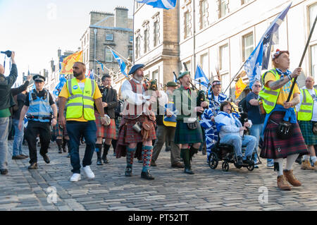 Edinburgh, Schottland, Großbritannien. 6. Oktober, 2018. Kampagne zur Unterstützung der schottischen Unabhängigkeit Marsch durch die Straßen von Edinburgh. Organisiert von der Gruppe Alle unter einem Banner der März von Johnston Terrasse durch die Stadt zu einer Kundgebung in Holyrood Park gereist. Credit: Skully/Alamy leben Nachrichten Stockfoto