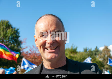 Edinburgh, Schottland, Großbritannien. 6. Oktober, 2018. Ehemalige MSP Tommy Sheridan verbindet Mitkämpfer für die schottische Unabhängigkeit, wie sie durch die Straßen von Edinburgh. Organisiert von der Gruppe Alle unter einem Banner der März von Johnston Terrasse durch die Stadt zu einer Kundgebung in Holyrood Park gereist. Credit: Skully/Alamy leben Nachrichten Stockfoto