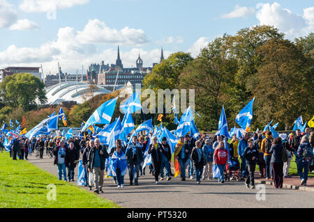 Edinburgh, Schottland, Großbritannien. 6. Oktober, 2018. Kampagne zur Unterstützung der schottischen Unabhängigkeit März durch den Holyrood Park. Organisiert von der Gruppe Alle unter einem Banner der März von Johnston Terrasse durch die Stadt zu einer Kundgebung in Holyrood Park gereist. Credit: Skully/Alamy leben Nachrichten Stockfoto