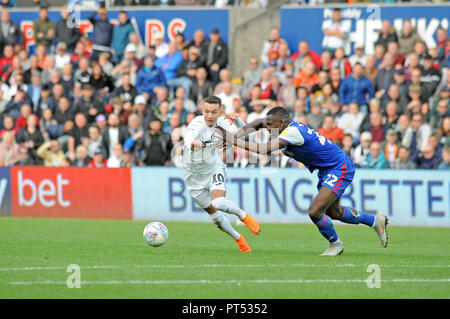 Swansea, Großbritannien. 6. Okt 2018. Bersant Celina von Swansea City beats Toto Nsiala von Ipswich in der zweiten Hälfte. EfL Skybet Meisterschaft Swansea City v Ipswich Town 6. Oktober 2018 in Swansea, Wales, UK. Dieses Bild dürfen nur für redaktionelle Zwecke verwendet werden. Nur die redaktionelle Nutzung, eine Lizenz für die gewerbliche Nutzung erforderlich. Keine Verwendung in Wetten, Spiele oder einer einzelnen Verein/Liga/player Publikationen. pic von Phil Rees/Andrew Orchard sport Fotografie/Alamy leben Nachrichten Stockfoto