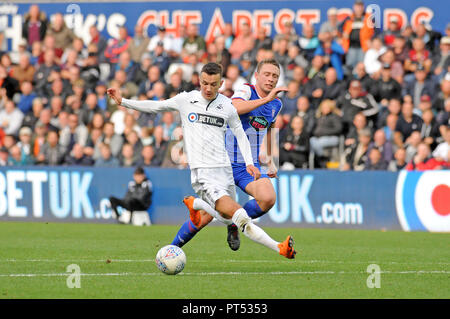 Swansea, Großbritannien. 6. Okt 2018. Bersant Celina von Swansea City Rennen durch den Ipswich Verteidigung in der zweiten Hälfte. EfL Skybet Meisterschaft Swansea City v Ipswich Town 6. Oktober 2018 in Swansea, Wales, UK. Dieses Bild dürfen nur für redaktionelle Zwecke verwendet werden. Nur die redaktionelle Nutzung, eine Lizenz für die gewerbliche Nutzung erforderlich. Keine Verwendung in Wetten, Spiele oder einer einzelnen Verein/Liga/player Publikationen. pic von Phil Rees/Andrew Orchard sport Fotografie/Alamy leben Nachrichten Stockfoto