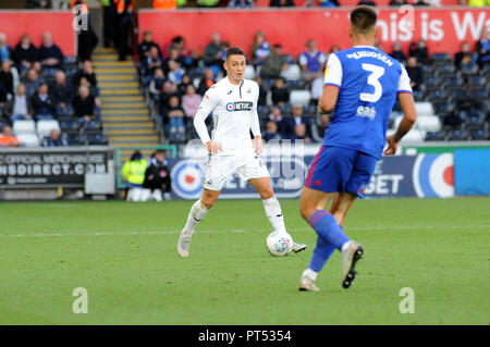 Swansea, Großbritannien. 6. Okt 2018. Connor Roberts von Swansea City nimmt von Jonas Knudsen von Ipswich Town in die zweite Hälfte. EfL Skybet Meisterschaft Swansea City v Ipswich Town 6. Oktober 2018 in Swansea, Wales, UK. Dieses Bild dürfen nur für redaktionelle Zwecke verwendet werden. Nur die redaktionelle Nutzung, eine Lizenz für die gewerbliche Nutzung erforderlich. Keine Verwendung in Wetten, Spiele oder einer einzelnen Verein/Liga/player Publikationen. pic von Phil Rees/Andrew Orchard sport Fotografie/Alamy leben Nachrichten Stockfoto