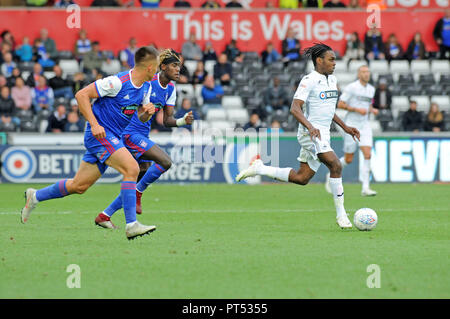 Swansea, Großbritannien. 6. Okt 2018. Joel Asoro nimmt den Ball nach vorn für Swansea City in der zweiten Hälfte. EfL Skybet Meisterschaft Swansea City v Ipswich Town 6. Oktober 2018 in Swansea, Wales, UK. Dieses Bild dürfen nur für redaktionelle Zwecke verwendet werden. Nur die redaktionelle Nutzung, eine Lizenz für die gewerbliche Nutzung erforderlich. Keine Verwendung in Wetten, Spiele oder einer einzelnen Verein/Liga/player Publikationen. pic von Phil Rees/Andrew Orchard sport Fotografie/Alamy leben Nachrichten Stockfoto