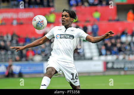 Swansea, Großbritannien. 6. Okt 2018. Joel Asoro steuert die Kugel für Swansea City in der zweiten Hälfte. EFL Skybet Meisterschaft übereinstimmen, Swansea City v Ipswich Town an der Liberty Stadium in Swansea, Südwales am Samstag, den 6. Oktober 2018. Dieses Bild dürfen nur für redaktionelle Zwecke verwendet werden. Nur die redaktionelle Nutzung, eine Lizenz für die gewerbliche Nutzung erforderlich. Keine Verwendung in Wetten, Spiele oder einer einzelnen Verein/Liga/player Publikationen. pic von Phil Rees/Andrew Orchard sport Fotografie/Alamy leben Nachrichten Stockfoto