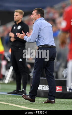 München, Bayern. 06 Okt, 2018. 06 Oktober 2018, Germany, München: Fußball: Bundesliga, FC Bayern München gegen Borussia Mönchengladbach, 7. Spieltag in der Allianz Arena. Der Trainer von Gladbach Dieter Hecking schreit. Quelle: Tobias Hase/dpa - WICHTIGER HINWEIS: DFL d DFB-Vorschriften die Verwendung von Fotografien als Bildsequenzen und/oder quasi-Video./dpa/Alamy Leben Nachrichten verbieten Stockfoto