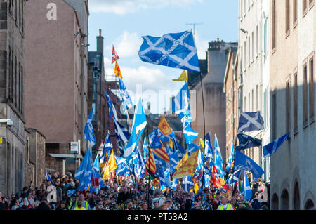 Edinburgh, Schottland, Großbritannien. 6. Oktober, 2018. Kampagne zur Unterstützung der schottischen Unabhängigkeit Marsch durch die Straßen von Edinburgh. Organisiert von der Gruppe Alle unter einem Banner der März von Johnston Terrasse durch die Stadt zu einer Kundgebung in Holyrood Park gereist. Credit: Skully/Alamy leben Nachrichten Stockfoto