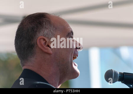 Edinburgh, Schottland, Großbritannien. 6. Oktober, 2018. Ehemalige MSP Tommy Sheridan gibt eine Rede zu Mitkämpfer auf der Kundgebung zur Unterstützung der schottischen Unabhängigkeit. Organisiert von der Gruppe Alle unter einem Banner der März von Johnston Terrasse durch die Stadt zum Rallye in Holyrood Park gereist. Credit: Skully/Alamy leben Nachrichten Stockfoto