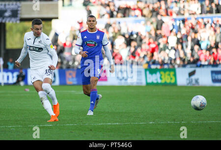 Liberty Stadium, Swansea, Großbritannien. 6. Okt, 2018. EFL-Meisterschaft Fußball, Swansea City gegen Ipswich Town; Bersant Celina von Swansea City schießt auf Ziel Credit: Aktion plus Sport/Alamy leben Nachrichten Stockfoto