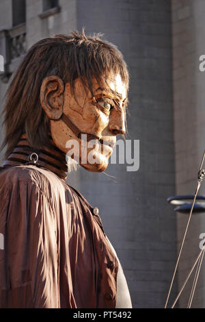 Liverpool, Großbritannien. 6. Oktober 2018. Tag 2 des Royal De Luxe riesigen spektakulären, Nahaufnahme, Seite, Ansicht der Große Riese. Credit: Ken Biggs/Alamy Leben Nachrichten. Stockfoto