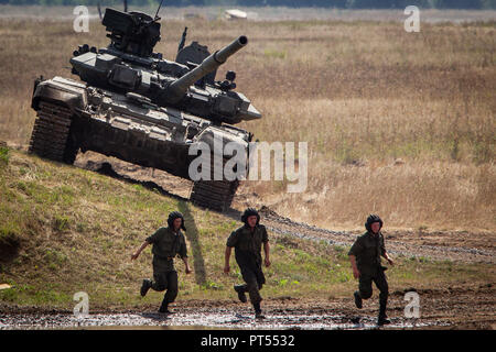 Schukowski, Russland. 11 Aug, 2014. Russische Armee Soldaten aus der T-90 Tank im Tank zeigen während der Engineering Technologien Ausstellung. Credit: Leonid Faerberg/SOPA Images/ZUMA Draht/Alamy leben Nachrichten Stockfoto