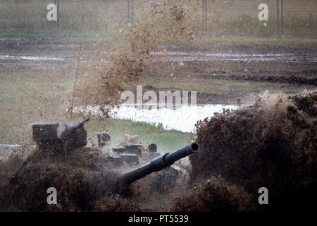 Schukowski, Russland. 11 Aug, 2014. Barrel ein T-72 Tank wird durch die Wolke von Schmutz und Wasser gesehen, während die an der Tank zeigen während der Engineering Technologien Ausstellung. Credit: Leonid Faerberg/SOPA Images/ZUMA Draht/Alamy leben Nachrichten Stockfoto