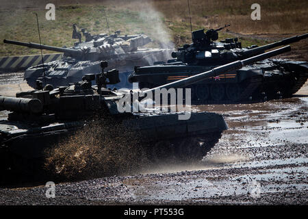 Schukowski, Russland. 11 Aug, 2014. Russische Armee T-80 und T-90 Panzer gesehen in den Tank während der Engineering Technologien Ausstellung. Credit: Leonid Faerberg/SOPA Images/ZUMA Draht/Alamy leben Nachrichten Stockfoto