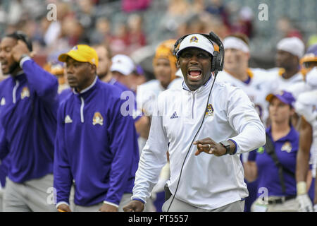 Chester, Pennsylvania, USA. 6. Okt, 2018. Die ECU-Head Coach SCOTTIE MONTGOMERY in Aktion gegen die Tempel in Lincoln Financial Field in Philadelphia Pennsylvania Credit: Ricky Fitchett/ZUMA Draht/Alamy leben Nachrichten Stockfoto