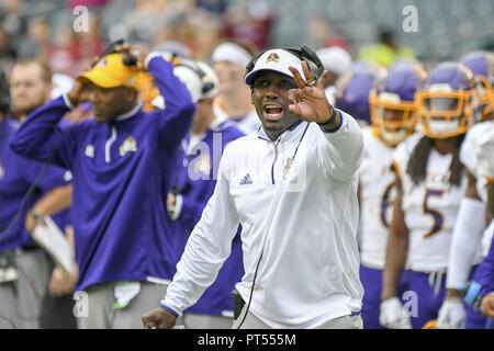 Chester, Pennsylvania, USA. 6. Okt, 2018. Die ECU-Head Coach SCOTTIE MONTGOMERY in Aktion gegen die Tempel in Lincoln Financial Field in Philadelphia Pennsylvania Credit: Ricky Fitchett/ZUMA Draht/Alamy leben Nachrichten Stockfoto