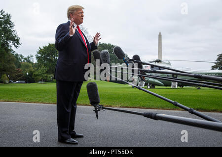 Washington, Vereinigte Staaten von Amerika. 06 Okt, 2018. Präsidenten der Vereinigten Staaten Donald J. Trumpf spricht mit Reportern über die Anstehende Bestätigung stimmen für U.S. Supreme Court nominee Brett Kavanaugh, wie er für die Topeka, Kansas, vom Weißen Haus in Washington, DC, USA am Samstag, Oktober 6, 2018 fährt. Credit: Joshua Roberts/Pool über CNP | Verwendung der weltweiten Kredit: dpa/Alamy leben Nachrichten Stockfoto