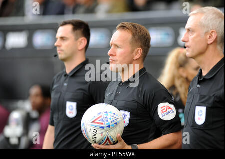 Swansea, Großbritannien. 6. Oktober 2018. Schiedsrichter Oliver Langford (c) vor Kick off. EFL Skybet Meisterschaft übereinstimmen, Swansea City v Ipswich Town an der Liberty Stadium in Swansea, Südwales am Samstag, den 6. Oktober 2018. Dieses Bild dürfen nur für redaktionelle Zwecke verwendet werden. Nur die redaktionelle Nutzung, eine Lizenz für die gewerbliche Nutzung erforderlich. Keine Verwendung in Wetten, Spiele oder einer einzelnen Verein/Liga/player Publikationen. pic von Phil Rees/Andrew Orchard sport Fotografie/Alamy leben Nachrichten Stockfoto