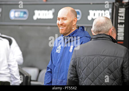 Swansea, Großbritannien. 6. Oktober 2018. Ipswich Town Head Physio Matt Byard (c). EFL Skybet Meisterschaft übereinstimmen, Swansea City v Ipswich Town an der Liberty Stadium in Swansea, Südwales am Samstag, den 6. Oktober 2018. Dieses Bild dürfen nur für redaktionelle Zwecke verwendet werden. Nur die redaktionelle Nutzung, eine Lizenz für die gewerbliche Nutzung erforderlich. Keine Verwendung in Wetten, Spiele oder einer einzelnen Verein/Liga/player Publikationen. pic von Phil Rees/Andrew Orchard sport Fotografie/Alamy leben Nachrichten Stockfoto