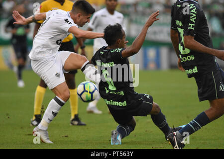 Split, Brasilien. 7. Oktober 2018. SC-Split - 06/10/2018 - brasilianische Meisterschaft 2018 Chapecoense x Atl tico-MG-Chapecoense player Wettbewerbe mit Atlético-MG-Spieler während des Spiels in der Arena Conda Stadion für brasilianische Meisterschaft ein 2018 bieten. Foto: Renato Padilha/AGIF AGIF/Alamy Credit: Live-Nachrichten Stockfoto