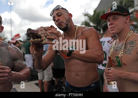 Miami Gardens, Florida, USA. 6. Okt, 2018. Universität von Miami Fans hatten eine Nachricht für die der Florida State Seminoles, bevor ihr Spiel im Hard Rock Stadion in Miami Gardens, Oktober 6, 2018. John McCall, South Florida Sun Sentinel Credit: Sonne-hinweissymbol/ZUMA Draht/Alamy leben Nachrichten Stockfoto