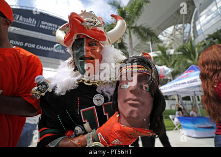 Miami Gardens, Florida, USA. 6. Okt, 2018. Eine Universität von Miami fan hatte eine Anzeige für die der Florida State Seminoles, bevor ihr Spiel im Hard Rock Stadion in Miami Gardens, Oktober 6, 2018. John McCall, South Florida Sun Sentinel Credit: Sonne-hinweissymbol/ZUMA Draht/Alamy leben Nachrichten Stockfoto