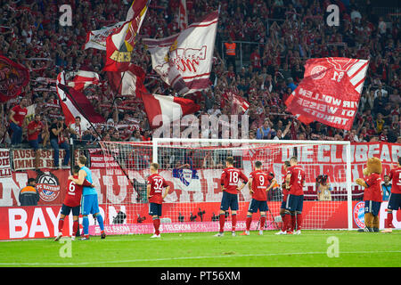 Fußball, FC Bayern München, Oktober 6, 2018 FCB-Spieler mit Fans, Unterstützer, Zuschauer, club Fahnen, Feier, Ventilator, Wave, Farben, Meer von Fahnen, soccerfan, Kleidung, Zeichnungen, Masquerade, Fußball, Jacke, Kapuze, Weste, Fanfare, Schals, Maske, traurig, enttäuscht, wütend, Emotionen, Enttäuschung, Frustration, Frustration, Traurigkeit, Verzweiflung, Hoffnungslosigkeit, FC BAYERN MÜNCHEN - BORUSSIA MÖNCHENGLADBACH 0-3 - DFL-Bestimmungen verbieten die Verwendung von Fotografien als BILDSEQUENZEN und/oder quasi-VIDEO - 1. Deutsche Fussball Liga, München, 6. Oktober 2018, Saison 2018/2019, Spieltag 7 © Peter Schatz/Alamy Stockfoto