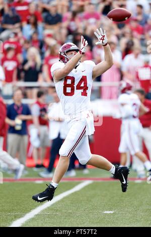 Okt 6, 2018: Alabama tight end Hale hentges Nr. 84 geht nach oben eine Kugel zu ergreifen. Alabama besiegt Arkansas 65-31 bei Donald W. Reynolds Stadion in Fayetteville, AR, Richey Miller/CSM Stockfoto