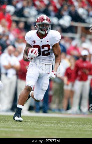 Irv Smith Jr. 6 Okt, 2018. #82 Alabama festes Ende bringt den Ball auf dem Feld nach einer Verriegelung. Alabama besiegt Arkansas 65-31 bei Donald W. Reynolds Stadion in Fayetteville, AR, Richey Miller/CSM/Alamy leben Nachrichten Stockfoto