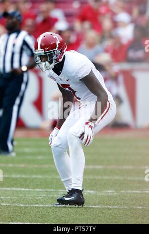 Okt 6, 2018: trevon Diggs #7 Alabama defensiver Zurück peddles wie der Ball ist gerissen. Alabama besiegt Arkansas 65-31 bei Donald W. Reynolds Stadion in Fayetteville, AR, Richey Miller/CSM Stockfoto