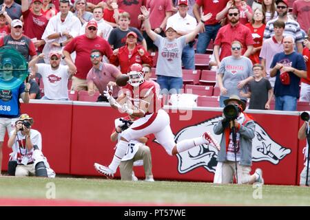 Okt 6, 2018: Arkansas tight end Cheyenne O'Graddy #85 schaut in einen Touchdown Pass in der Endzone. Alabama besiegt Arkansas 65-31 bei Donald W. Reynolds Stadion in Fayetteville, AR, Richey Miller/CSM Stockfoto